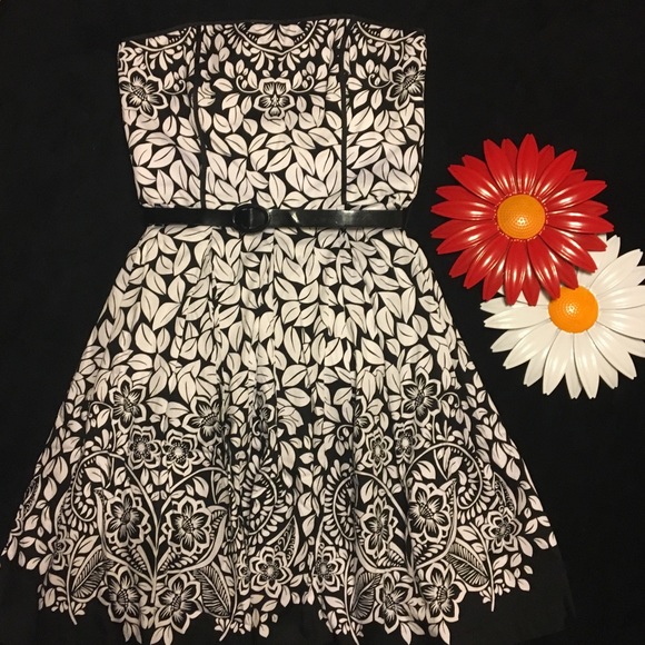 White House Black Market Dresses & Skirts - White House Black Market Floral Strapless Dress